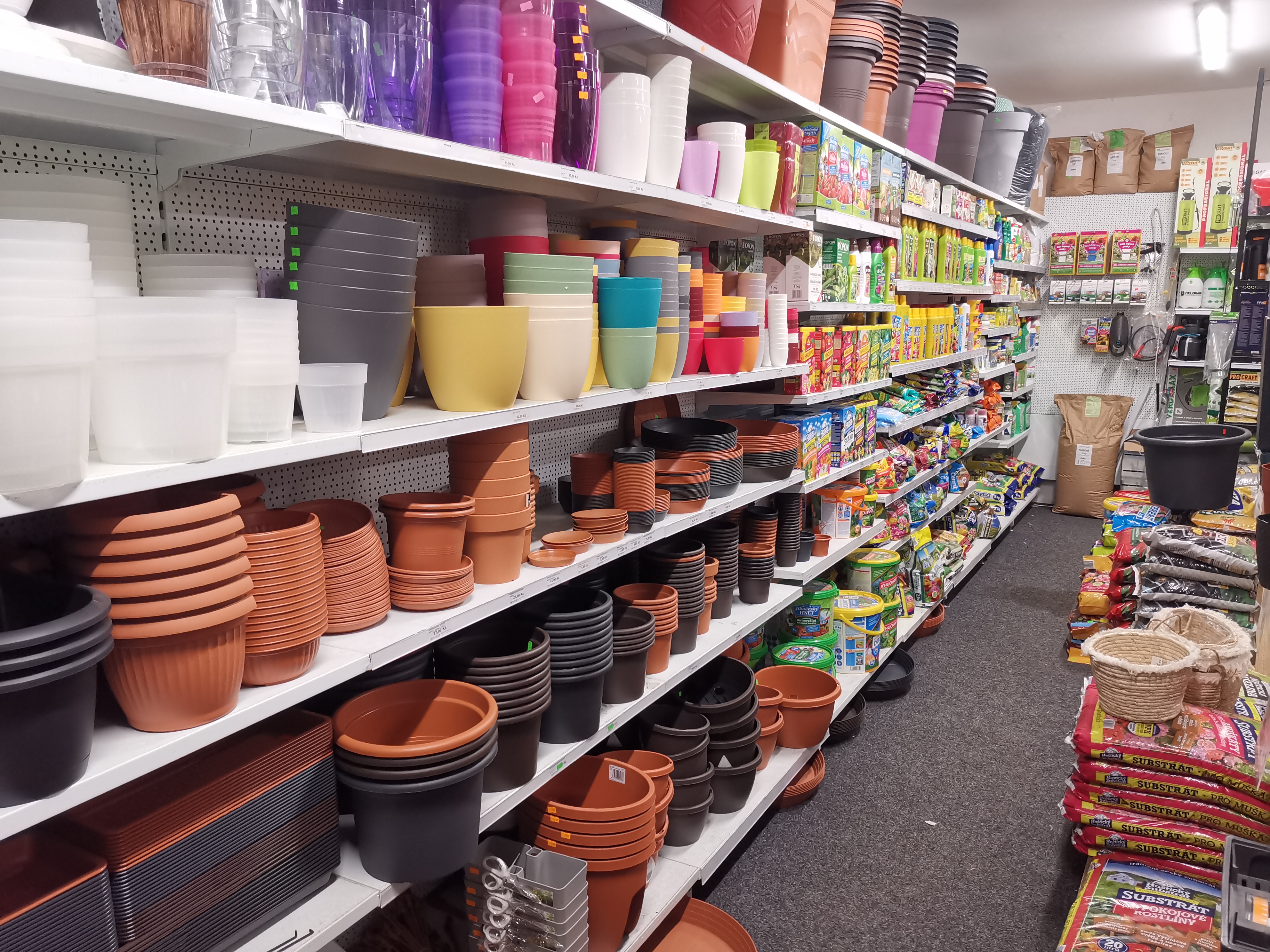 Květináče a zahradní doplňky